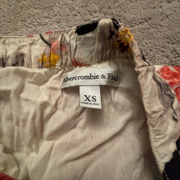 Super cute floral maxi skirt with side slit and elastic waist. No zipper - Picture 3 of 3